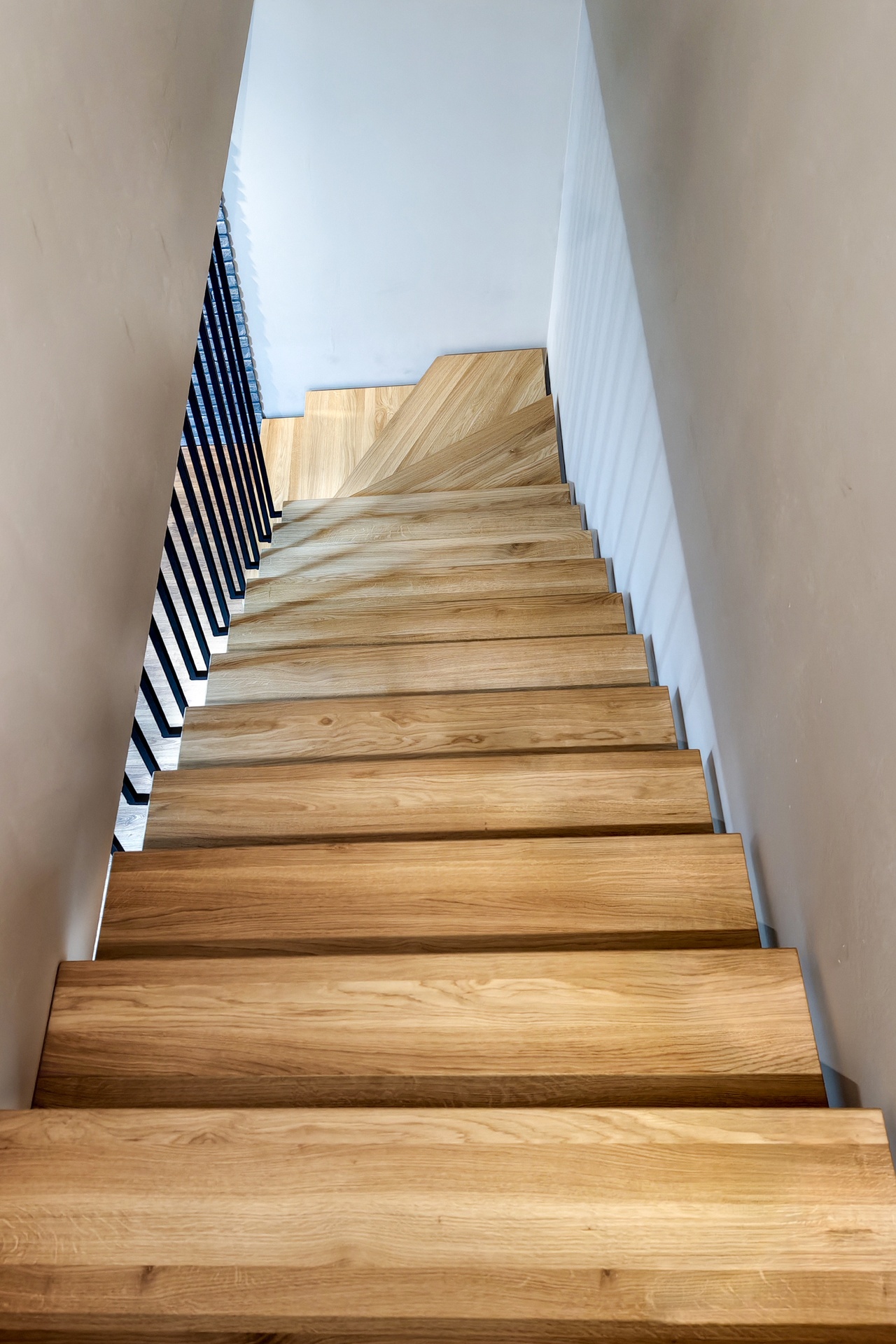 stopnie lite debowe schody metalowe