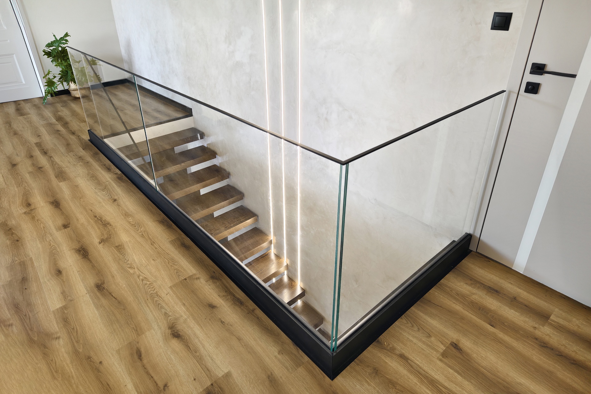 szklana balustrada samonosna przy schodach widok z gory