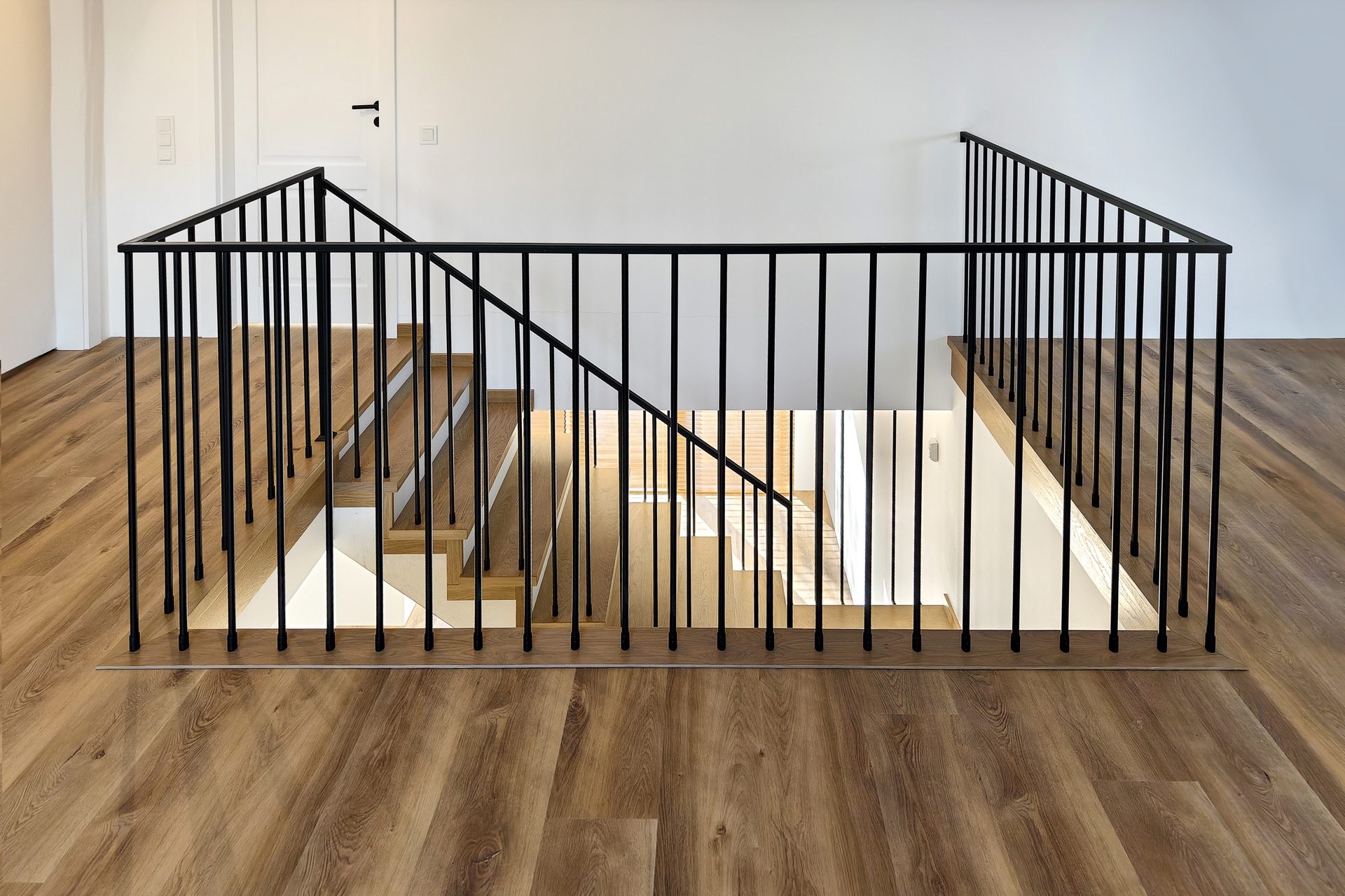 zabezpieczenie antresoli czarne profile stalowe