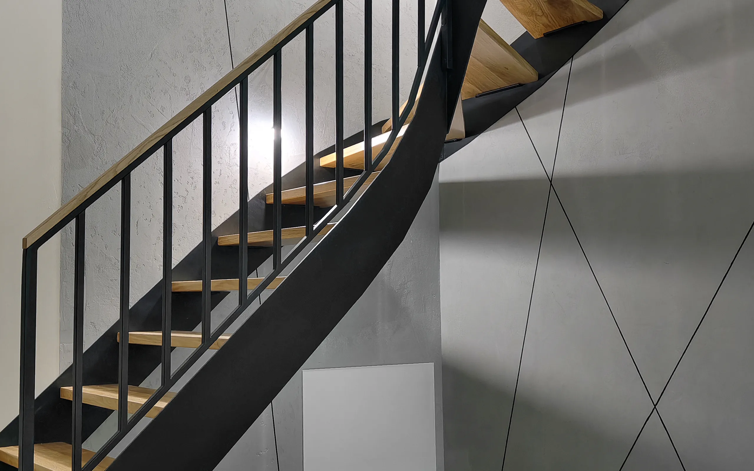 Schody metalowe zabiegowe z balustradą harfa – Progresmet