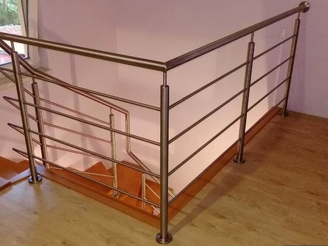 balustrady-schodowe-ze-stali-nierdzewnej-photo